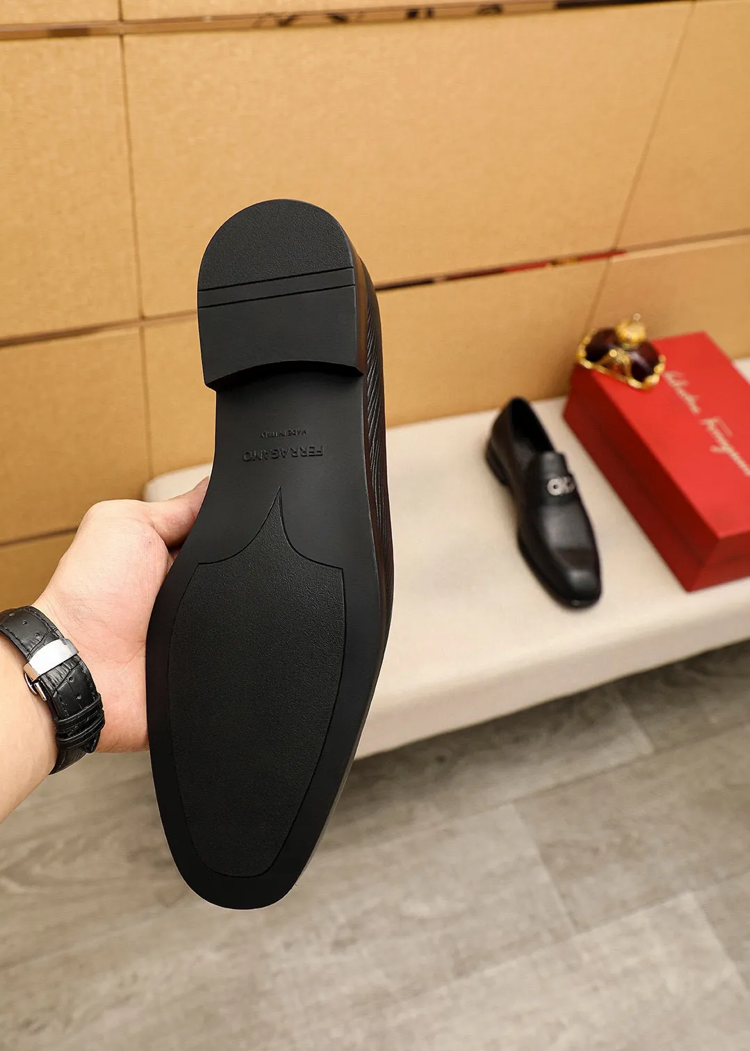 Men's shoes 💰460 💐 Product trademark: Ferragamo "Ferragamo" casual leather shoes Regular size: 38-44 (45.46🉑️customized) Product materials: Selected imported first-layer cowhide embossed upper + luxury hardware buckle, imported water-dyed cowhide leather lining. Strong three-dimensional visual effect, original rubber outsole Color: 1⃣️color optional